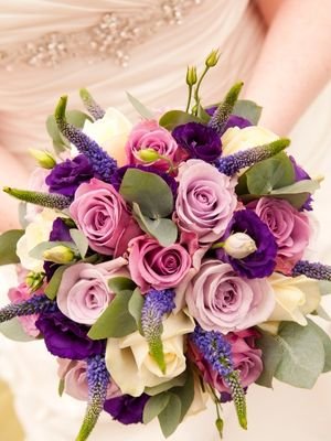 bride holding roses bouquet