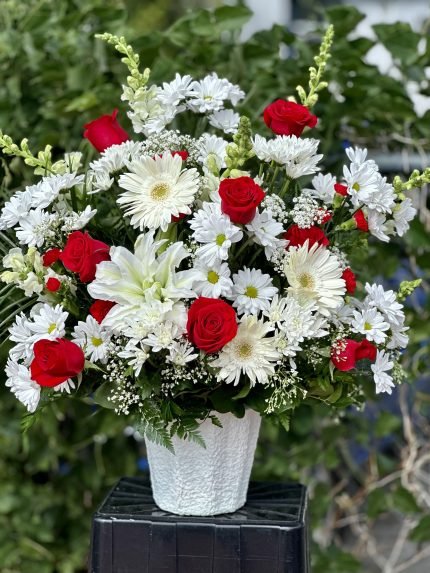 WHITE AND RED FLOOR BASKET